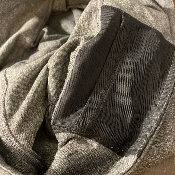3/$25 ♻️ Lululemon Cropped Leggings Small - Picture 3 of 4